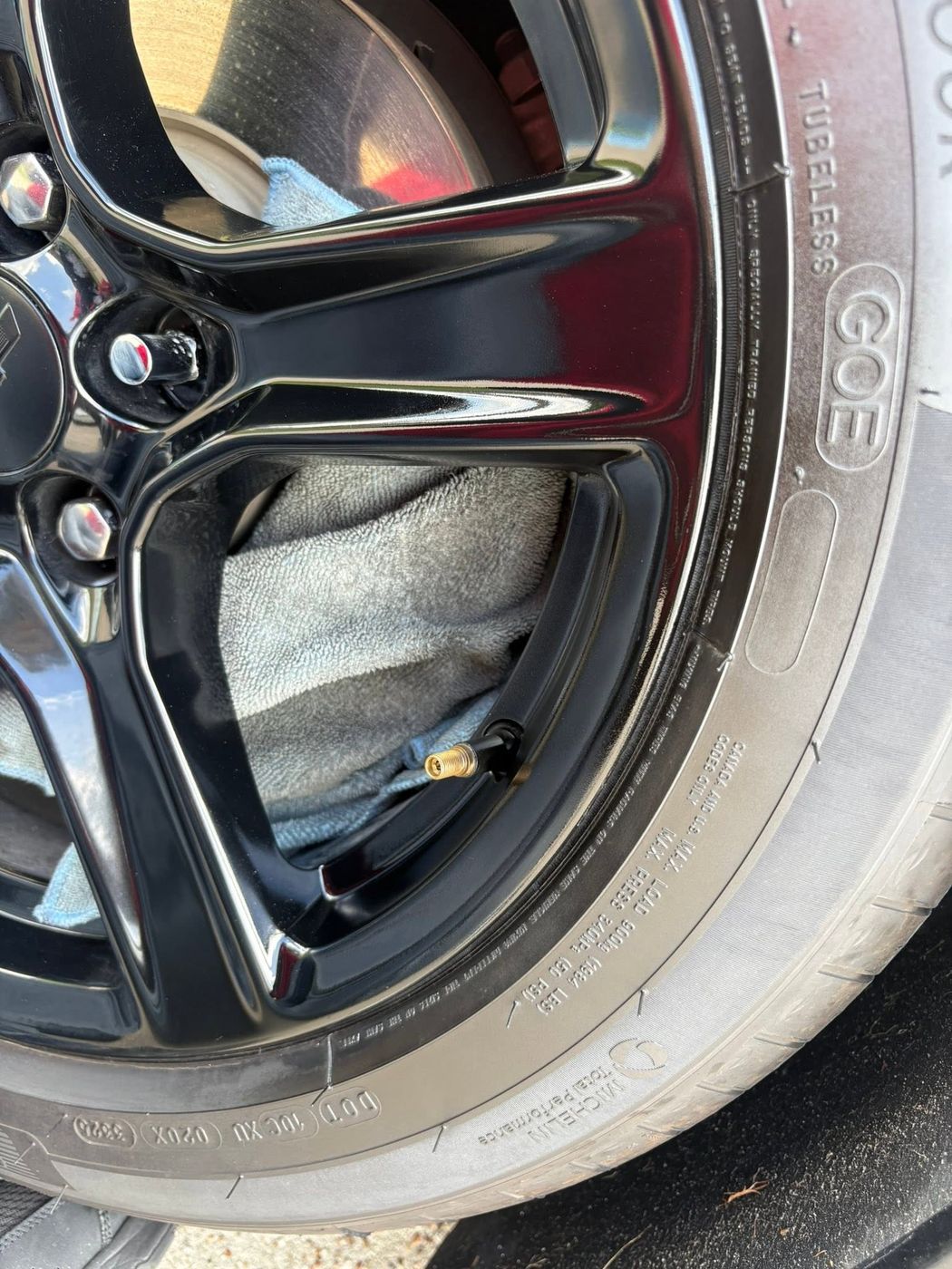 Hoogglans zwarte velg na herstel, close-up