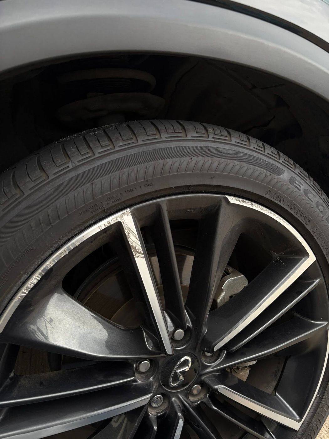 Velg met krassen aan de gepolijste rand