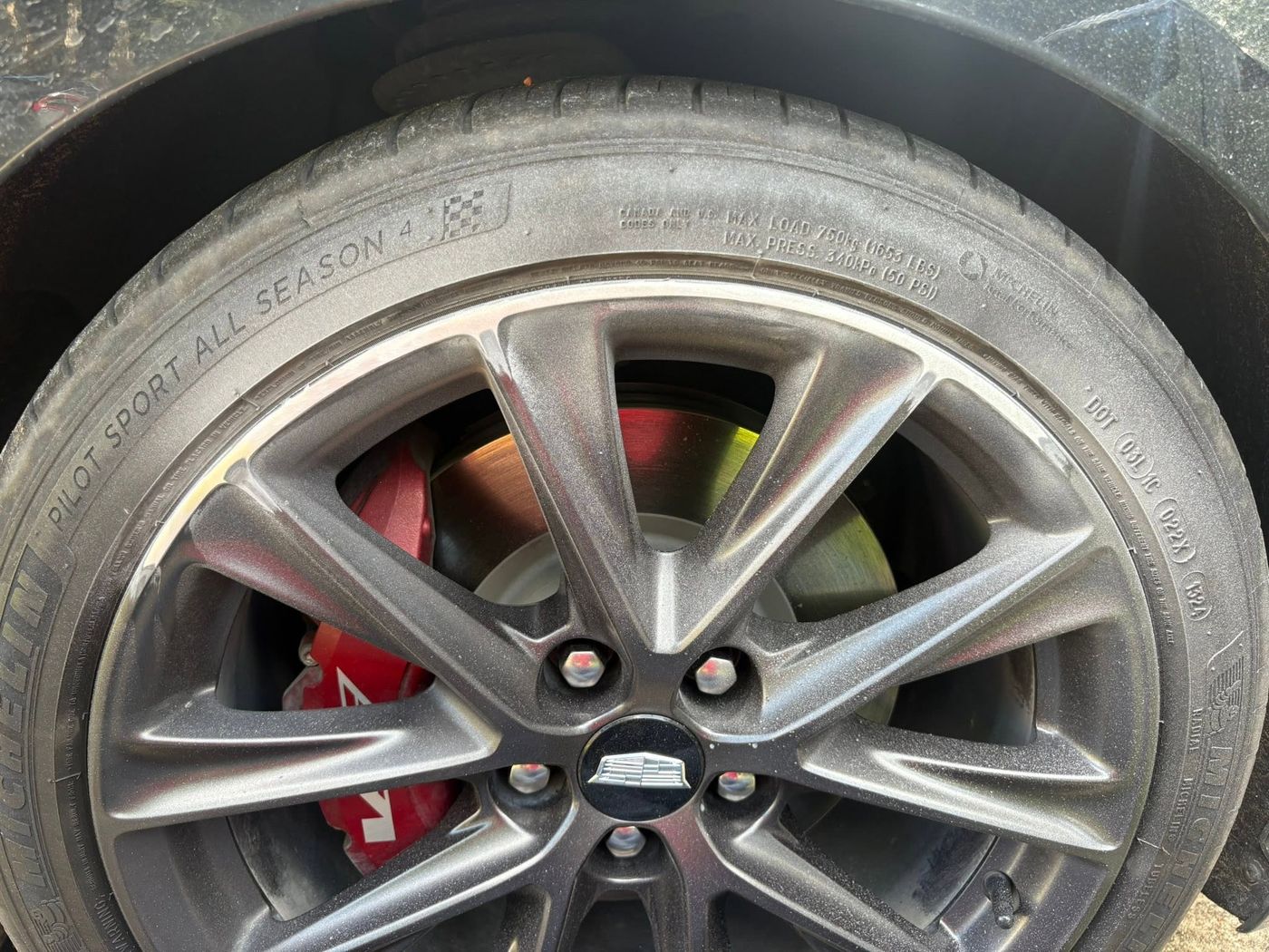 Velg met stoeprandschade voor het herstel